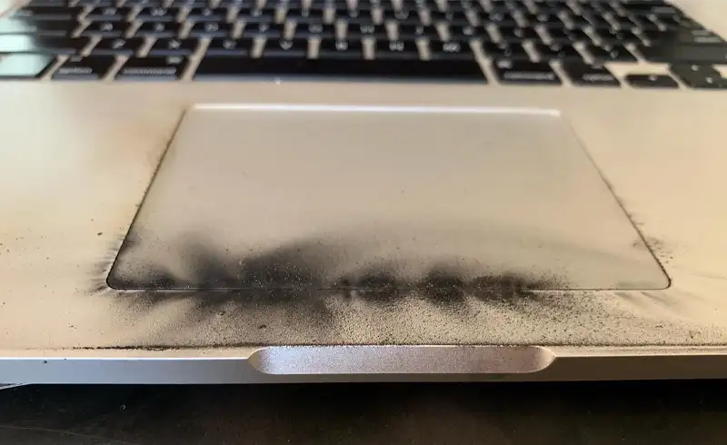 Cum Recunoști un MacBook Reparat Prost