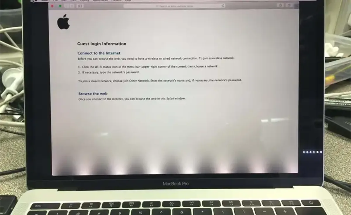 Flexgate la MacBook Pro — de ce Apare Banda Luminoasă Jos pe Ecran și cum se Repară Corect