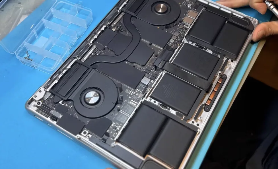 Înlocuire baterie MacBook: da, și la modelele noi (M1–M4) ajunge momentul