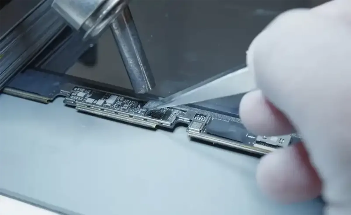 Înlocuire Panel LCD MacBook cu Transfer IC — True Tone Păstrat 100%
