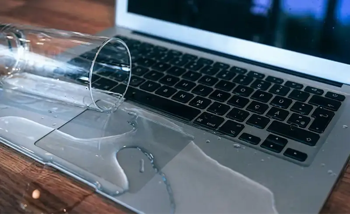 Lichid Vărsat pe MacBook — Ce Faci în 60 de Secunde