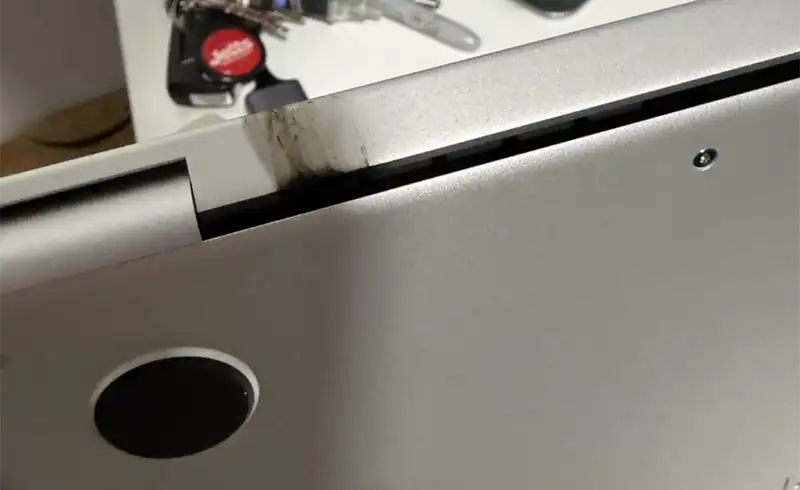 M5 MacBook Pro — Defect de Balamă: Scânteie pe Conectorul Display