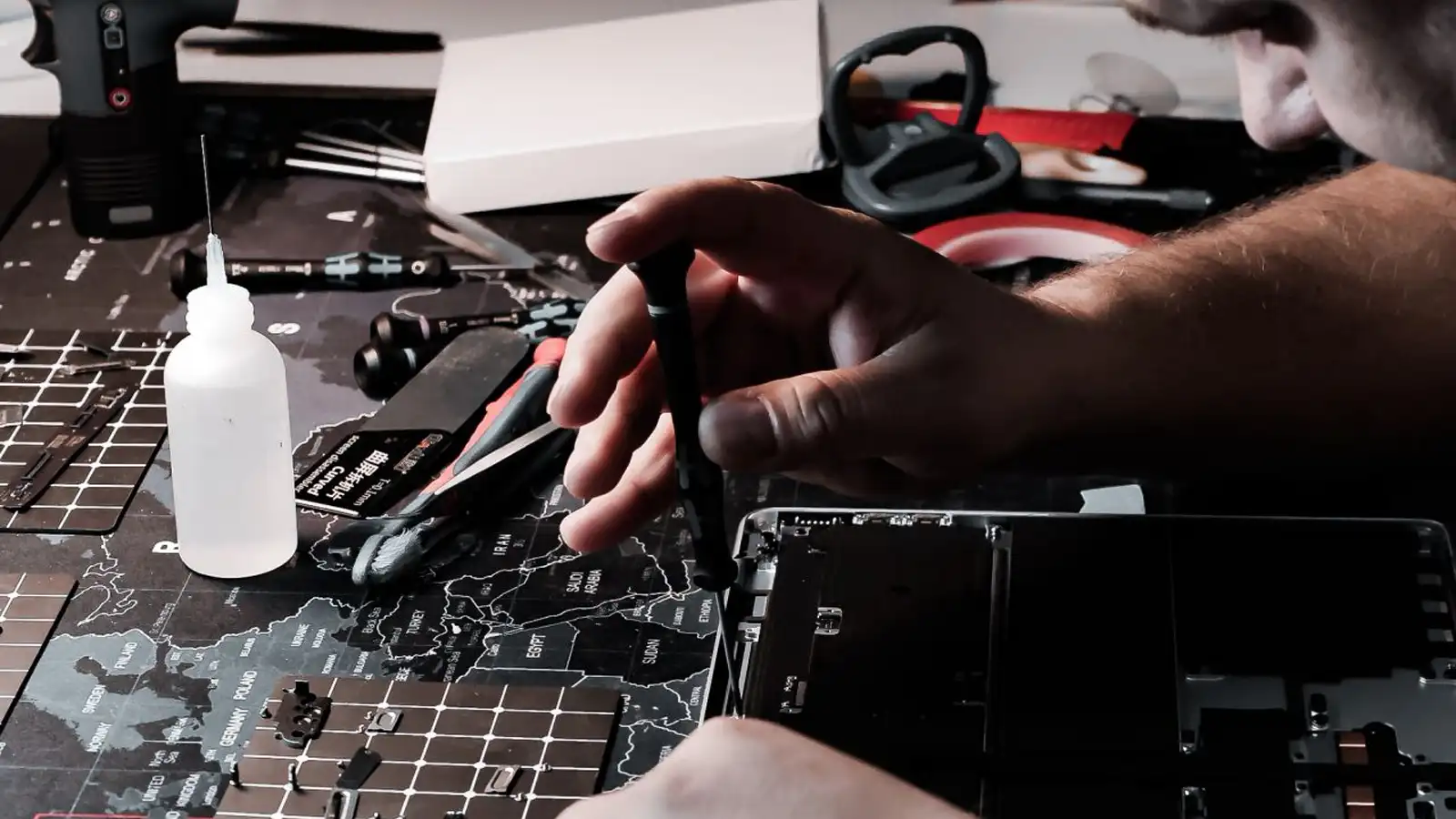 MacBook Pro 14" declarat „nereparabil" în 3 service-uri — reparat în 24h la nivel de componentă