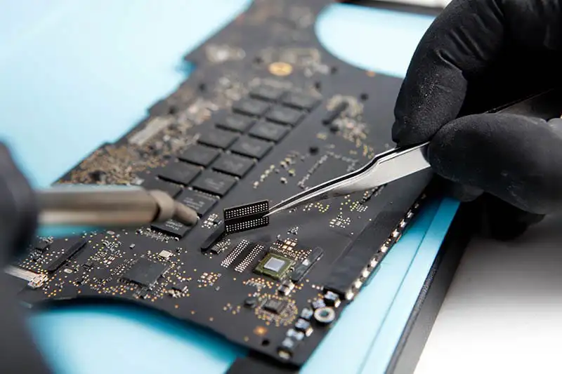 Reparație profesională placă de bază MacBook — service specializat Apple București