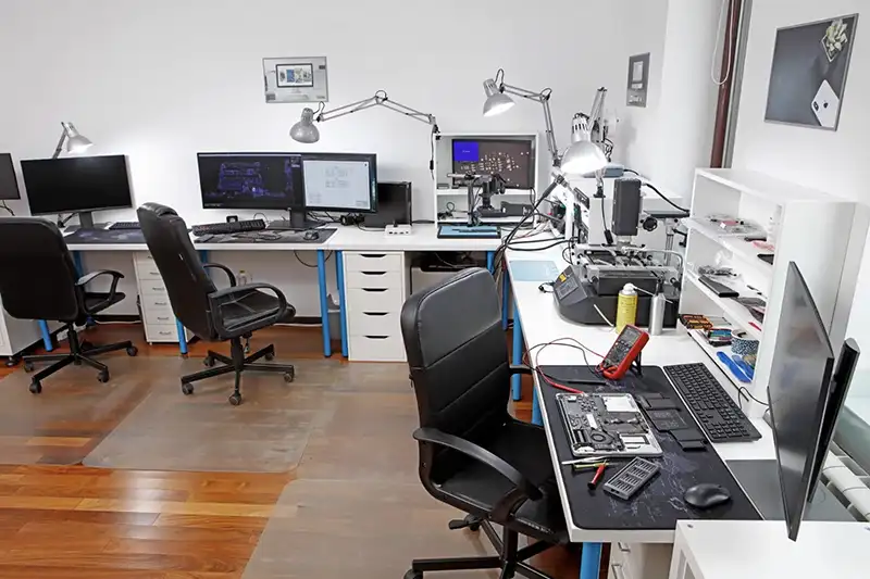 Echipamente profesionale service Apple — microscop și stație de lipit Radical Service